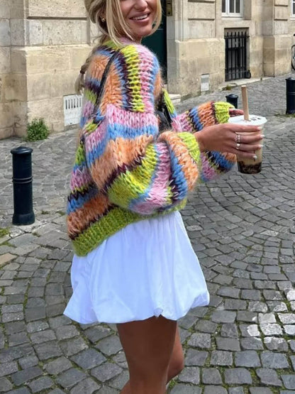 Loose-fitting sweater jacket with contrasting details